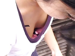 Asian woman in downblouse video shows small boobs