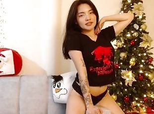 who wanna fuck now, under the Christmas Tree. Lau wanna be a good gift for u