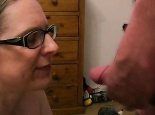 Mom sucks and takes first facial over her glasses