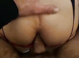 MILF in lingerie nera prende 1 cazzo nel culo e chiede la sborrata