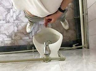 Pisser, Public, Amateur, Énorme bite, Point de vue, Toilette, Fétiche, Solo, Bite