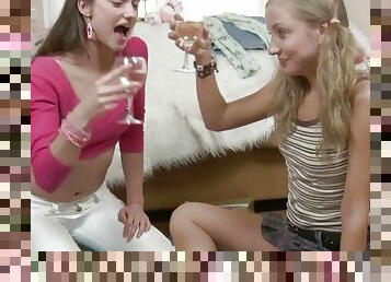 German teen girls love licking and pleasing each other&#039;s pussies