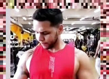 Entrenando en el gym  follow me onlyfans