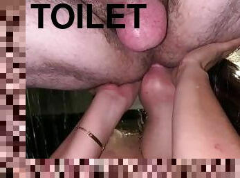 pissing, amatør, blowjob, milf, deepthroat, par, pov, kåt, toalett, rimjob