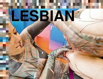 Tattooed lesbian gets fucked hard until she has a real orgasm
