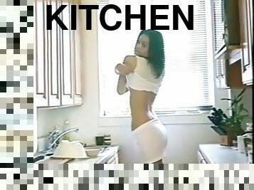 Homemade vid: babysitter strips naked in kitchen