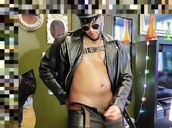 KennieJai jerks off in leather