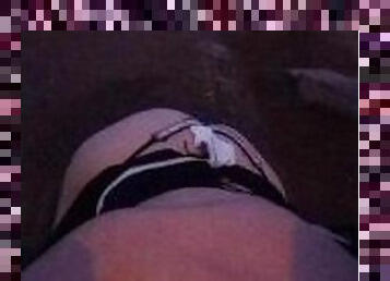 Femboy enseña en culo en la calle vestido de puta