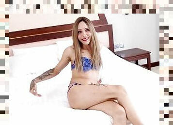 azijiečiai, masturbavimasis, mažulės, ladyboy, tailandiečiai, blondinė, apatinis-trikotažas, gražu, solo, tatuiruotė