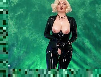 MILF in latex with strapon french free porn video