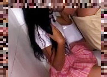 colegiala hace sexo oral  a director en el baño del colegio