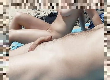 tetas-grandes, adulterio, pezones, nudista, al-aire-libre, público, pareja, playa, madre