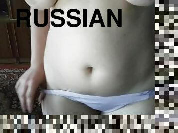 Russian beauty shows off her curvy ass