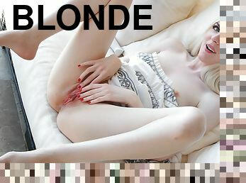 Aloud blonde likes to stretch her pussy when teasing her audience