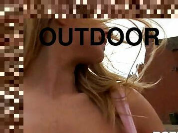 Cutie Paige Turnah pissing outdoors