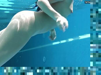 Jessica Lincoln In Cute Average Body Babe Jessica Swimming