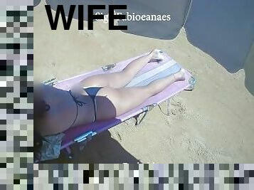 Fetiche por Pés e tornozeleira, minha hotwife na praia pegando sol com bumbum pra cima de fio denta