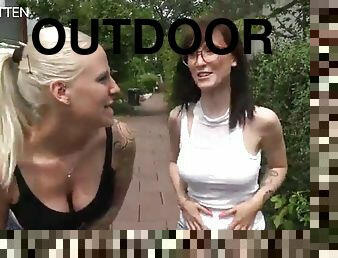 Outdoor lesbian pee