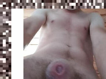 Joven con pene grande muestra su prepucio