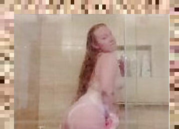 Phat ass white girl in the shower