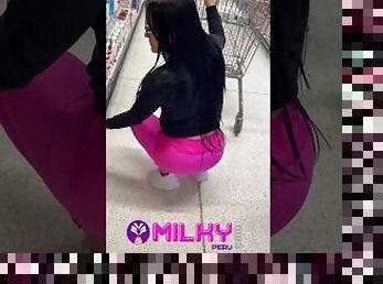 Mi amiga tiene un leggins que resalta mucho su culo mientras hace las compras