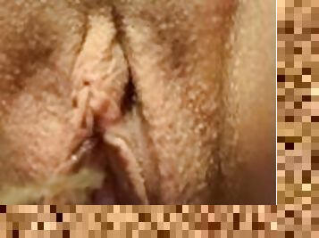 Up close and personal pissing pussy