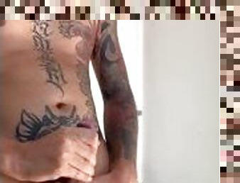 Latino tatuado masturbándose hasta acabar ????