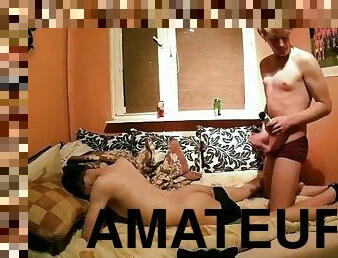 amateur, ejaculation-sur-le-corps, ados, gay, maison, branlette, jeune-18, ejaculation, horny, européenne