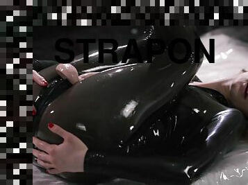 strapon, lesbiana, jucarie, dildo, fetish, latex, solo