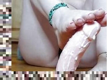 Foot job squirting dildo