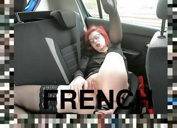 masturbation hot d une coquine en voiture