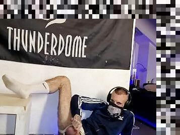 Wixende dünne raversau in geilen weissen socks und jocks spreizt voller Geilheit die haarigen Beine