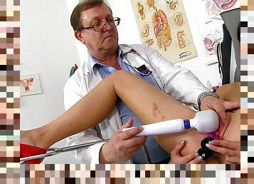 Susan Ayn In Kinky Doctor Is Examing Her Juicy Snatch