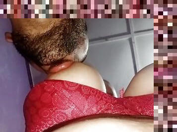 manosea y chupa mis grandes tetas naturales luego le doy una mamada hasta hacerlo acabar