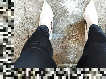 Crossdresser pisses in gym leggings and heels