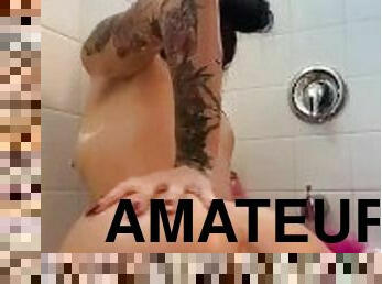 SEXY COLLEGE TATTOOED GIRL TWERKS NAKED IN THE TUB
