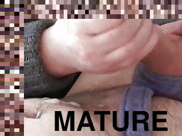 mature, ejaculation-sur-le-corps, milf, branlette