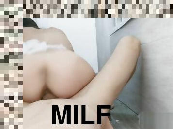 Milf baisee par une grosse bite se fait remplir la chatte de sperme