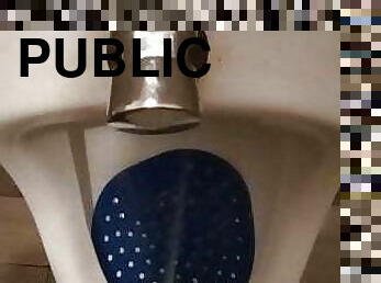 Piss public urinal