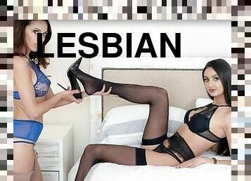 isot-tissit, orgasmi, pillu-pussy, lesbo-lesbian, koosteet, sormettaminen, pitkät-sukat, alusasut, rinnat, naamalla-istuminen