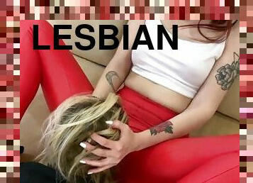 піхва-pussy, лесбіянка-lesbian, рабиня, поцілунки, збочена, пані, домінування, жінка-домінантка, шкіра