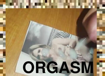virgen se masturba y tiene orgasmo en foto de Cory Chase