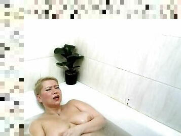 bañando, tetas-grandes, masturbación, pezones, orgasmo, maduro, abuelita, madurita-caliente, mamá, rubia