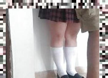 Profesor toca los panty de alumna latina