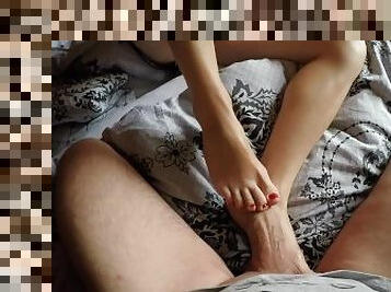 Stepsister asks me to massage her buttocks and gets a footjob in return, I cum her feet