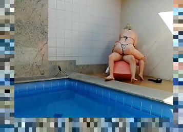 Minha cunhada pensou que estivesse sozinha em casa então flagrei ela se masturbando na piscina