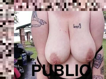 tetas-grandes, pezones, público, amateur, madurita-caliente, con-piercings, tetas, fetichista, a-solas, tatuaje