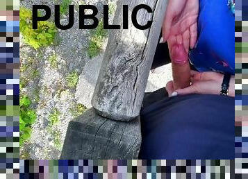 Unglaublich riskanter public Handjob an einem wunderschönen See!