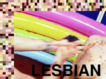 великі-цицьки, мастурбація, піхва-pussy, лесбіянка-lesbian, природна, з-пірсингом, басейн, цицьки, голена, татуювання