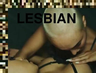 ציצי-גדול, חובבן, לסבית-lesbian, בלונדיני, ציצים, מגולח, קעקוע